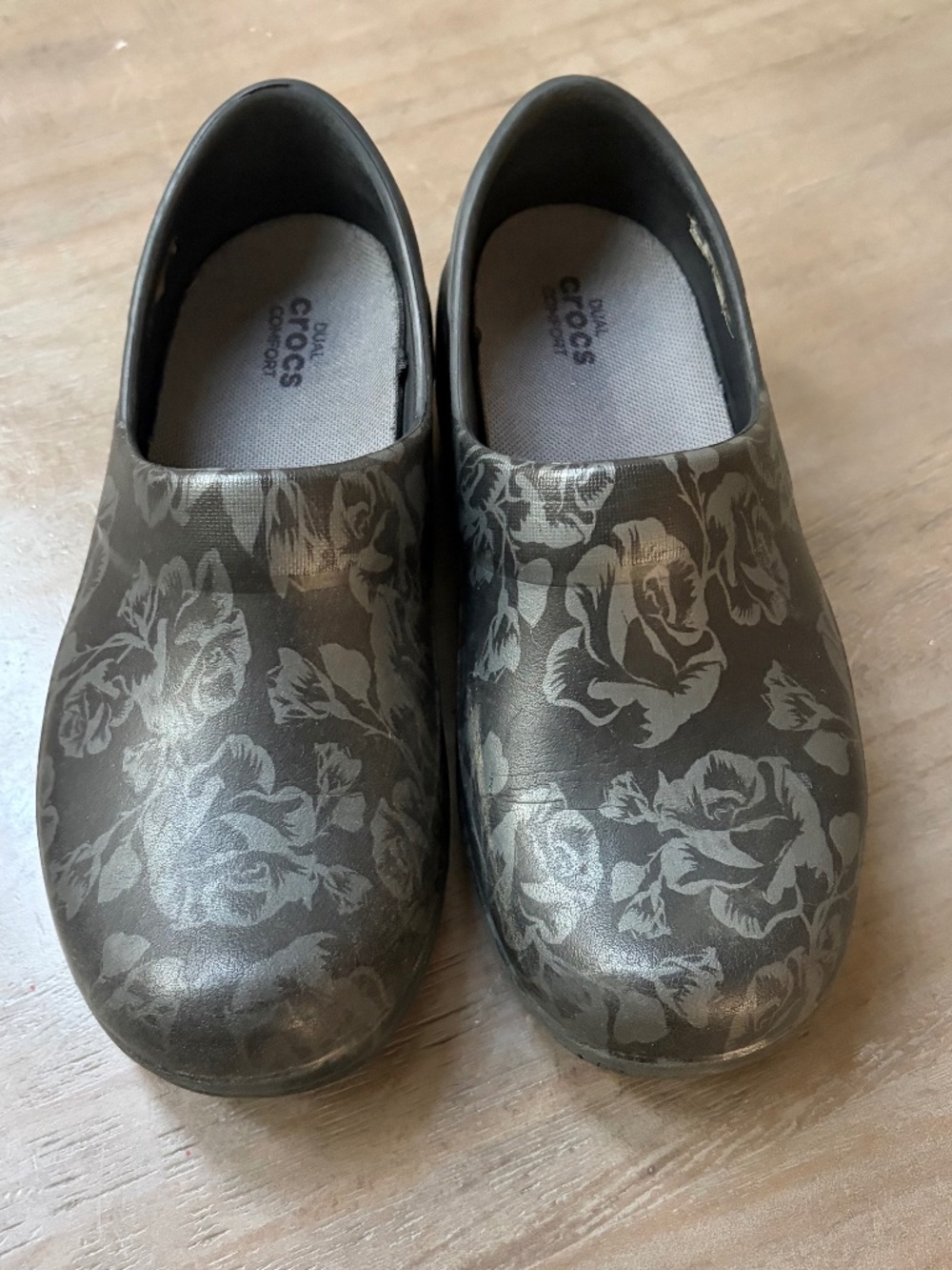 Crocs Neria Pro Clogs in black, Floral Rose.